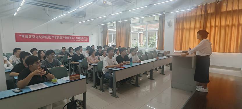 图片包含 室内, 桌子, 人, 人们 AI 生成的内容可能不正确。 图片包含 室内, 桌子, 人, 人们 AI 生成的内容可能不正确。